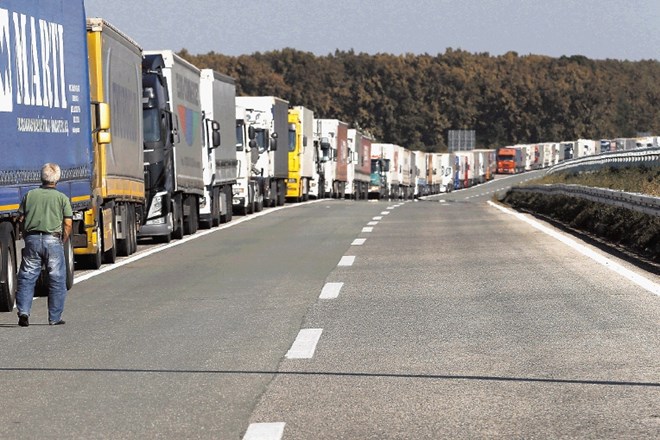 Kolona tovornjakov na srbsko-hrvaški meji je zaradi ostrih tonov med državama o reševanju begunske problematike vse daljša....
