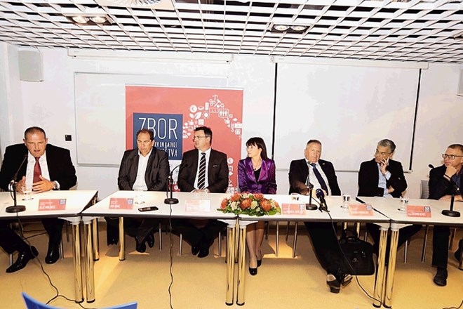 Na fotografiji (z leve): Blaž Miklavčič, predsednik upravnega odbora GH Holding, Igor Banič, predsednik uprave SGP Pomgrad,...