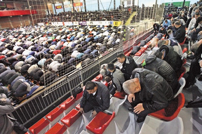 V nabito polni športni dvorani Slovan so nekateri muslimani morali molitev opravljati kar na sedežih med tribunami. 