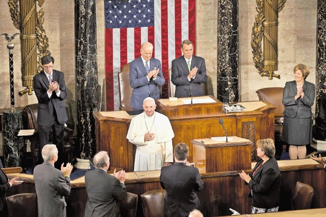 Med kongresniki so bili tudi tisti, ki ne delijo vseh stališč s papežem, a njegov govor so nekajkrat pospremili z aplavzom. 