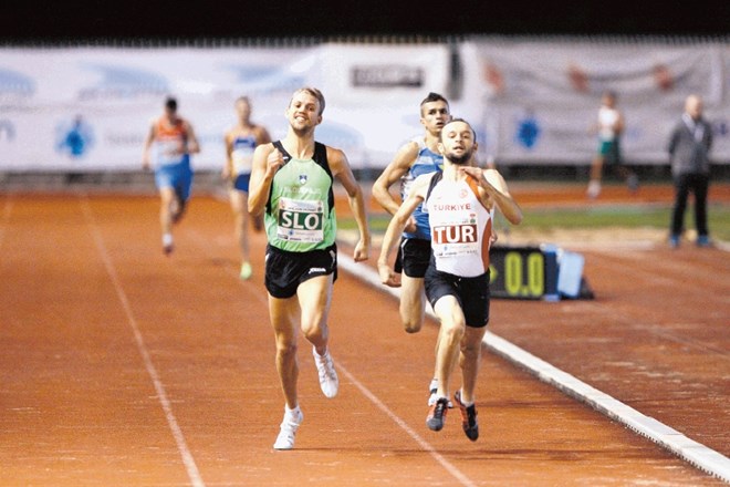 Slovenski rekorder v teku na 800 metrov Žan Rudolf (v zelenem dresu) je na ekipnem balkanskem prvenstvu v teku na 800 metrov...
