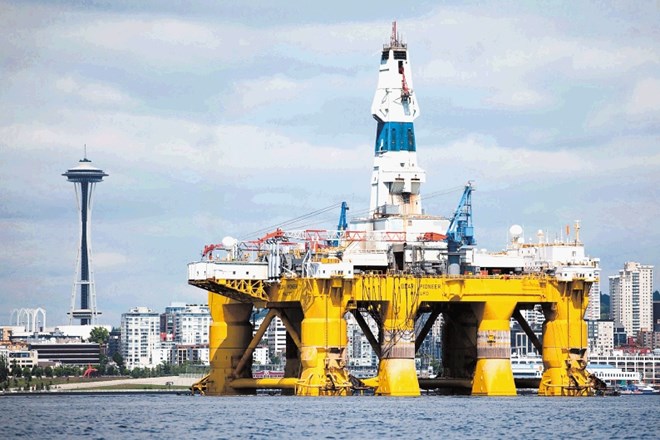 Ena od Shellovih naftnih ploščadi se je spomladi v Seattlu v ZDA pripravljala na arktično misijo. Ta projekt je zdaj zaradi...
