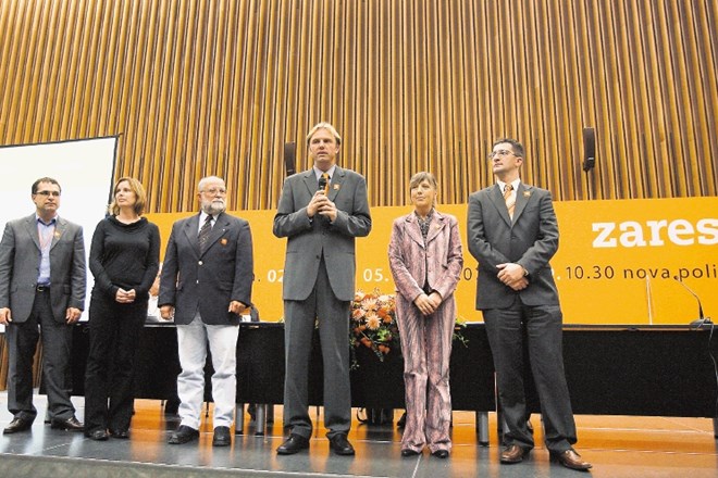Po ustanovni konvenciji stranke Zares pred osmimi leti – predsednik Gregor Golobič (četrti z leve) in pet podpredsednikov 