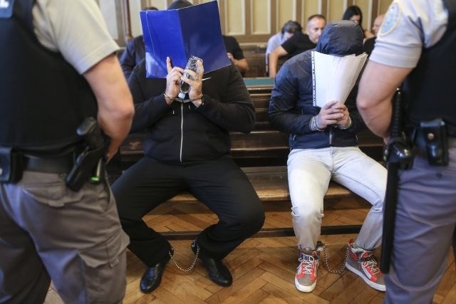 Tako se je na sodišču pred fotografi lani skrival Dejan Vidmar (desno). (Foto: Jaka Gasar) 