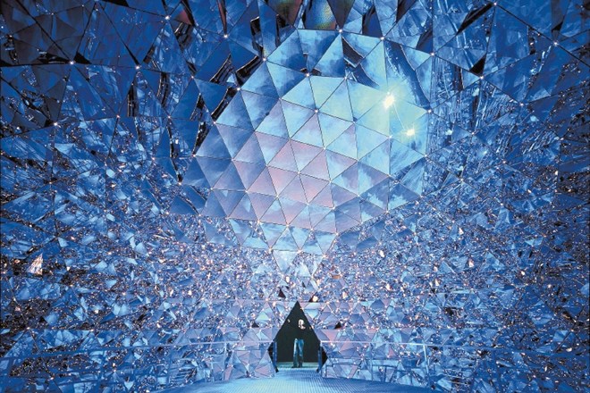 Kristalna kupola, ki jo sestavlja 595 zrcal, naj bi v obiskovalcu vzbujala občutke, podobne tistim v notranjosti kristala....