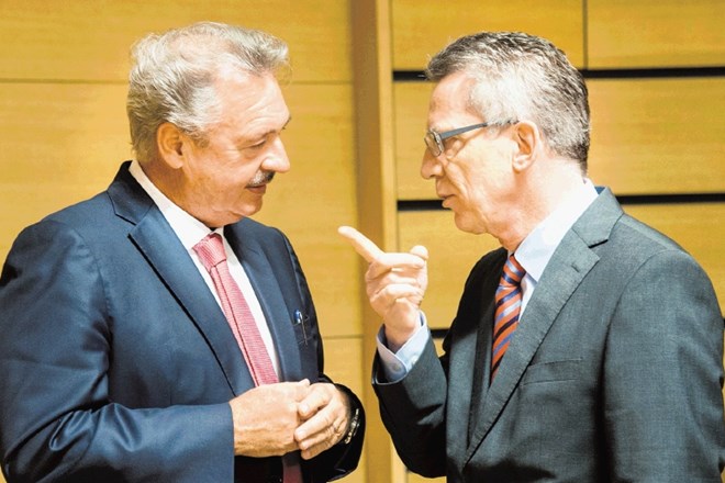Luksemburški minister Jean Asselborn med pogovorom z nemškim notranjim ministrom Thomasom de Maizierom med včerajšnjim...