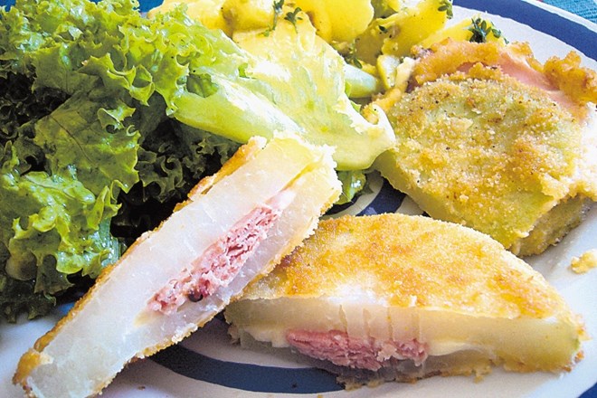 Kolerabni cordon bleu, polnjen z mocarelo in kuhanim pršutom, obložen z listnato solato in maslenim krompirjem 