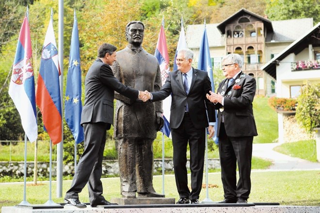 Predsednika Borut Pahor in Tomislav Nikolić ter blejski župan Janez  Fajfar ob odkritju spomenika srbskemu izumitelju in...