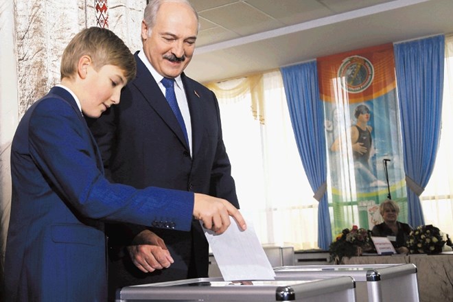 Lukašenko z 11-letnim sinom, ki naj bi ga pripravljal za vlogo svojega naslednika. 