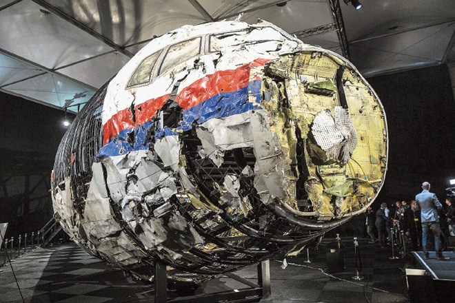 Nizozemski preiskovalci so rekonstruirali malezijsko letalo in na umetni okvir pritrdili najdene ostanke. Ti so med drugim...