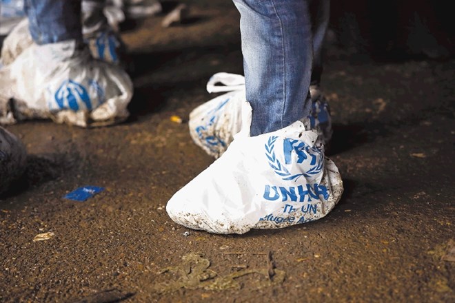 V tem hladnem in deževnem vremenu beguncem pridejo prav tudi vrečke pomoči UNHCR. 