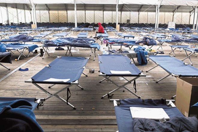 »Na mejnem prehodu Šentilj je treba šotore hitro pripraviti za nove prihode beguncev.« 