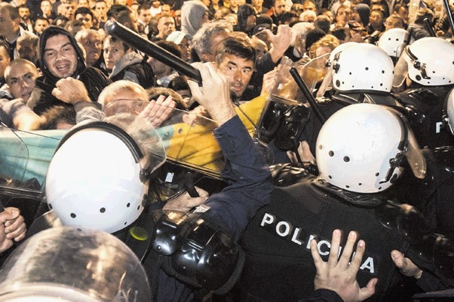 Demokratična fronta za soboto napoveduje najbolj množičen protest do zdaj, če premier Đukanovič ne bo odstopil. 