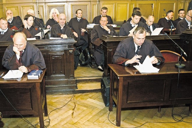 Zakonitosti dokazov, zbranih v 27.000 strani obsežnem sodnem spisu, je ugovarjalo vseh 18 odvetnikov (Dragana Tošića...