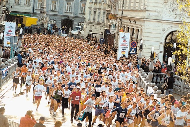 Tam, kjer bodo maratonci letos že odštevali zadnje metre,  na Tromostovju, se je leta 1999 trasa maratonske preizkušnje zanje...