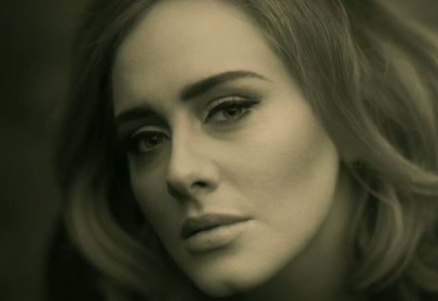 Britanska pevka Adele se po štiriletnem glasbenem zatišju vrača. 