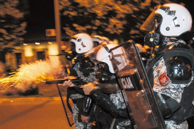 Policist strelja solzivec proti protestnikom v Podgorici. 