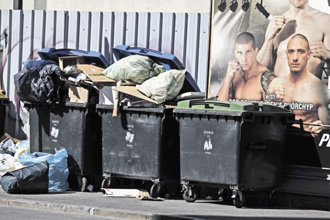 Odlok tudi za odlaganje odpadkov poleg smetnjakov predvideva kazen 800 evrov, medtem ko te lahko doleti kazen 200 evrov, če...