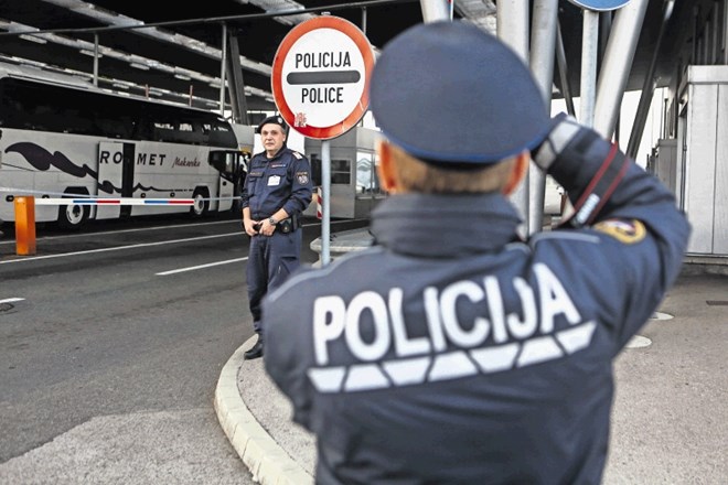 Slovenskim policistom so včeraj na mejnem prehodu Obrežje že pomagali avstrijski kolegi. 