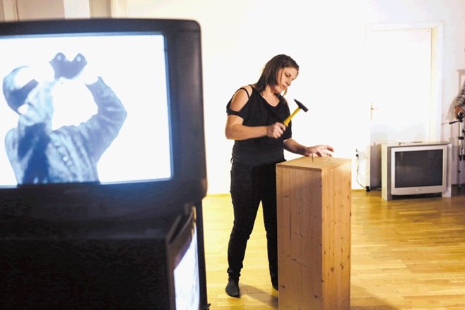 Ana Čigon  s prepletanjem pisnih, govornih in performativnih citatov iz svojih videov ter videov sorodnih avtorjev in...