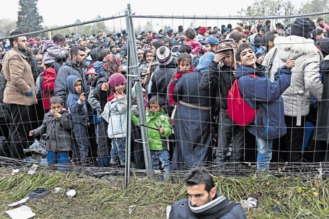 V nastanitvenem centru v Šentilju z uradno zmogljivostjo do 2600 ljudi je vsak dan nastanjenih bistveno več beguncev, ki se...