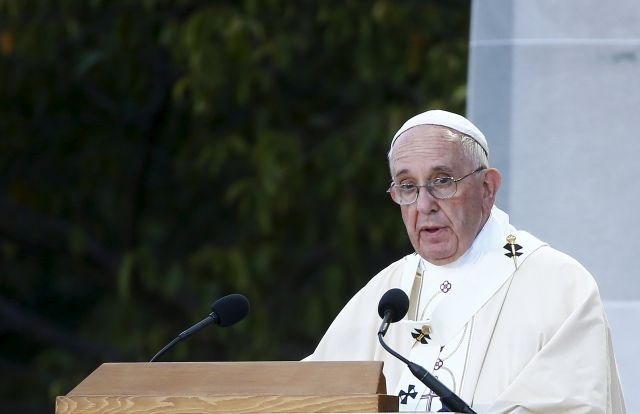 Afriška turneja vodi papeža prvič na vojno območje 