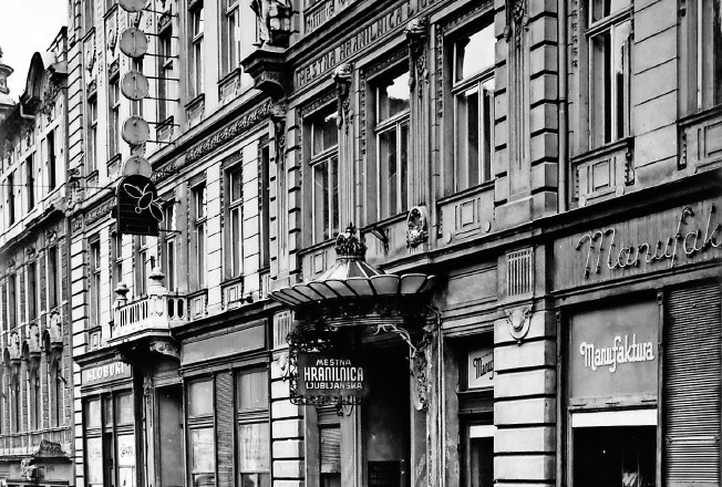 Mestna hranilnica ljubljanska je sprva delovala v prostorih magistrata, a si je kmalu dala sezidati poslovno stavbo v Čopovi...