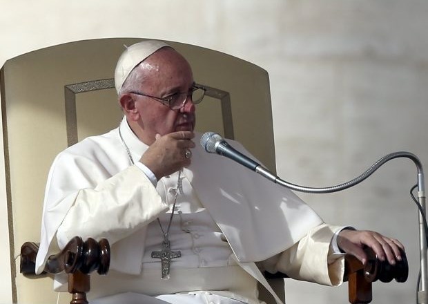 Novi očitki korupcije v Vatikanu odpirajo rane, ki naj bi jih papež Frančišek zdravil 