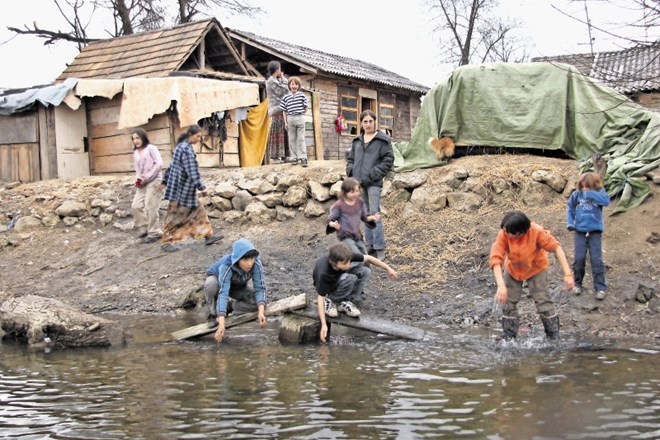 Mnogi Romi v Sloveniji so prisiljeni zajemati vodo iz potokov (fotografija  je simbolična). 