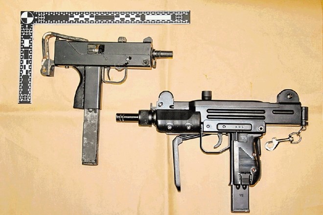 Med hišno preiskavo so policisti osumljencu zasegli več predmetov, med njimi tudi imitacijo pištole. 