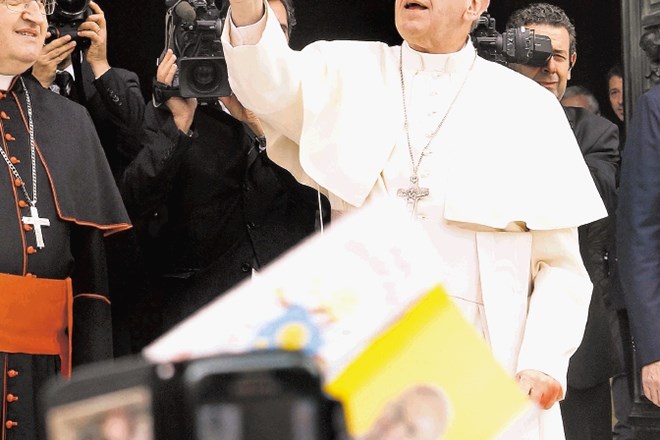 Številni se sprašujejo, ali se papež zaveda, da je v  boju z vatikansko  korupcijo dokaj osamljen. 
