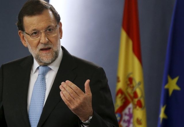 Najvišji sodni organ Španije  je na zahtevo španskega premierja Mariana Rajoya soglasno sklenilo  začasno suspendirati...