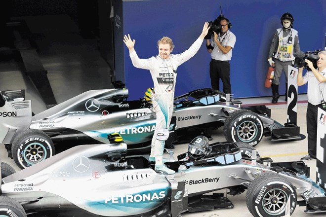 Nico Rosberg se je na dirkalniku takole veselil zmage v Braziliji. 