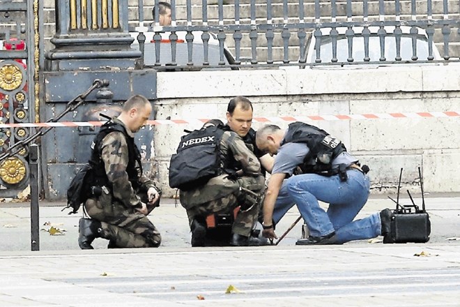 Posebne enote policije imajo polne roke dela, saj je v Parizu sumljiv vsak pozabljeni kos prtljage. 