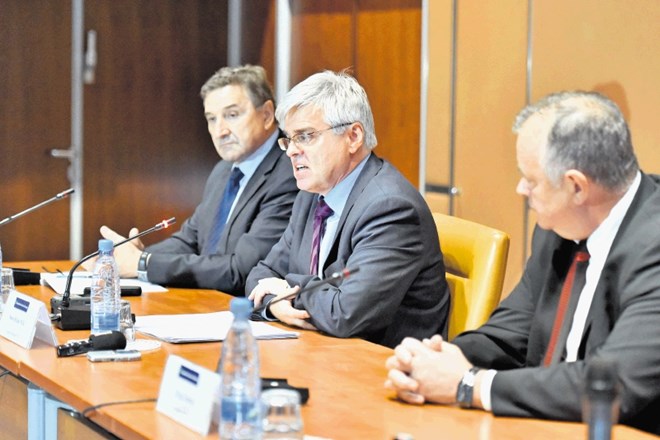 Branko Meh iz obrtne zbornice (levo), Samo Hribar Milič iz GZS (v sredini)  in Igor Antauer, generalni sekretar Združenja...