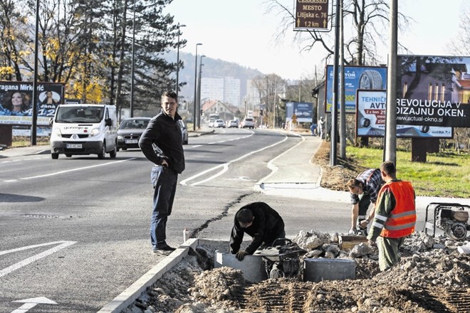 Delavci podjetja KPL končujejo prvo fazo urejanja Litijske ceste in Hrušice.  Konec tedna bodo asfaltirali  Cesto v Kostanj...
