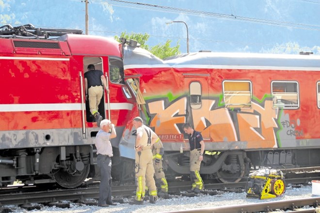 V železniški nesreči na Jesenicah je bilo avgusta 2011 poškodovanih 34 potnikov, med njimi osem huje. 