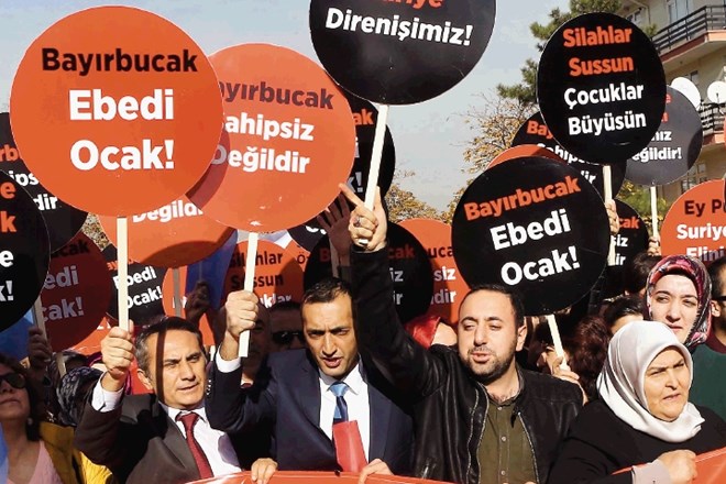 Nekaj tisoč ljudi je v turški prestolnici v podporo Erdoganu nosilo plakate z napisi, da se bodo uprli ruskemu »agresorju«. 
