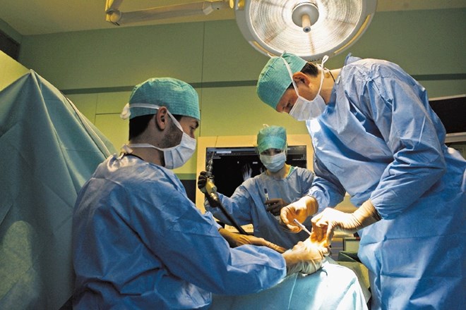 Če je anesteziologov premalo, bolnišnice ne morejo opraviti toliko operacij, kot bi jih sicer. 
