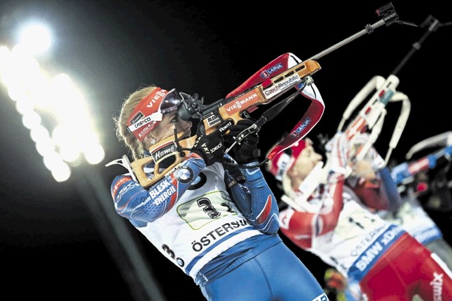 Gabriela Soukalova (v modrem dresu) je Češki priborila tretje mesto med mešanimi biatlonskimi štafetami. 