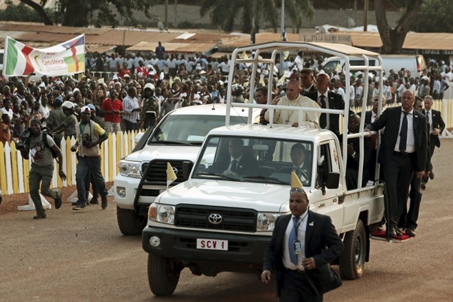 Papež končuje afriško turnejo z varnostno tveganim obiskom Srednjeafriške republike