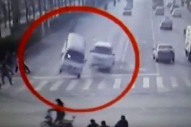 Skrivnost posnetka prometne nesreče lebdečih avtomobilov na Kitajskem je razrešena