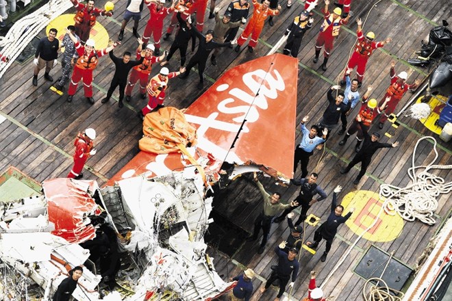 Rep 28. decembra lani strmoglavljenega letala družbe AirAsia, ki so ga iz morja potegnili 10. januarja. Včeraj  so...