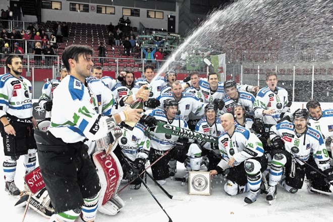 Hokejisti Olimpije so osvojitev slovenske pokalne lovorike zalili s šampanjcem. 