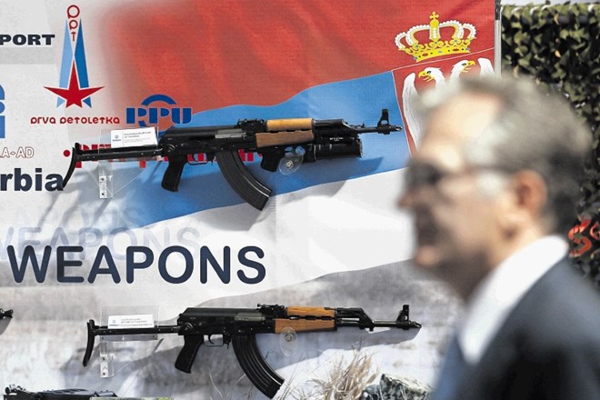 Jurišne puške podjetja Zastava orožje na arhivski fotografiji sejma v Beogradu  