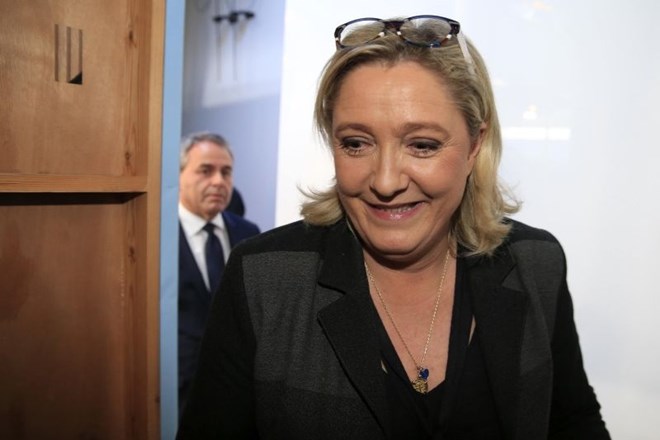 Le Penova bi lahko zmagala v dveh regijah, Hollandovim socialistom grozi polom 