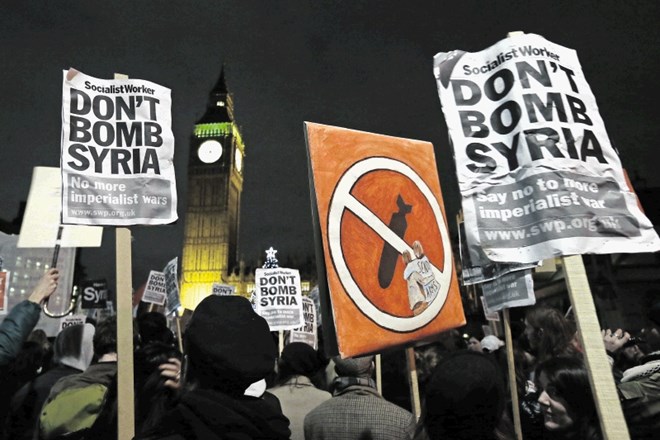 Glasu ulice, ki nasprotuje bombam,  ni bilo slišati za debelimi zidovi Westminstra, kjer domuje britanski parlament. 