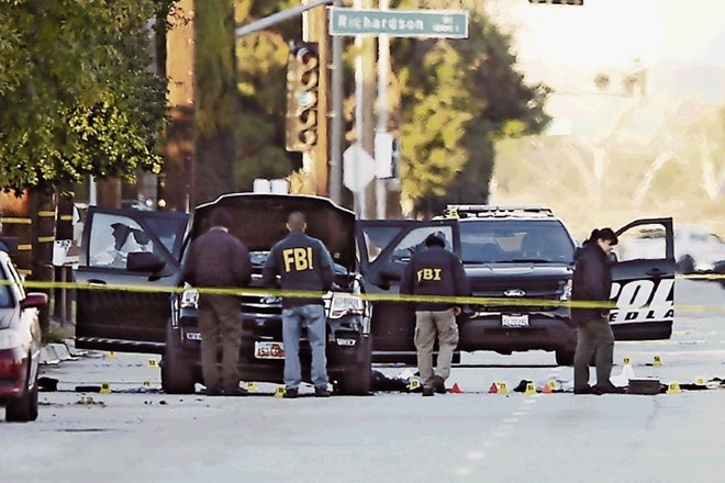 FBI in policijski  preiskovalci pregledujejo avtomobil   napadalcev  iz  San Bernardina, v katerem sta bila po divjem lovu in...