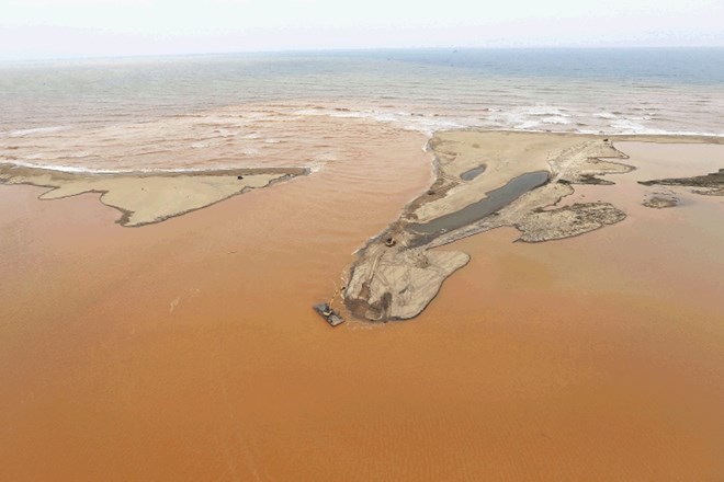 Ustje Sladke reke je onesnažilo okoli 60 milijonov kubičnih metrov strupene brozge, ki se je razlila iz dveh zadrževalnikov...