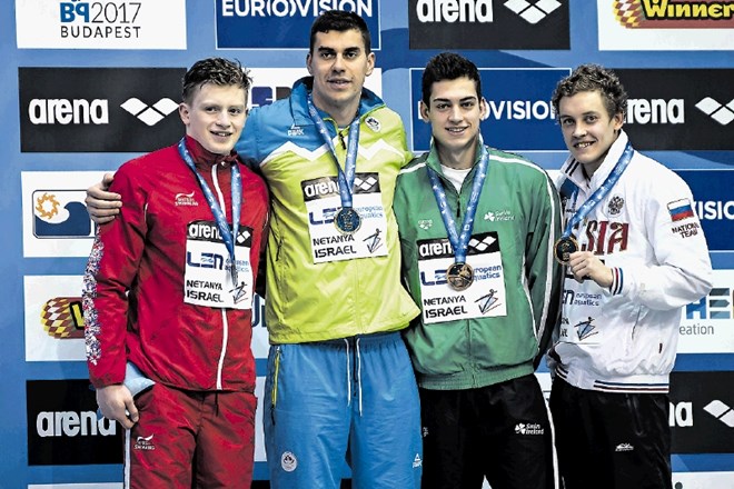 Slovenski plavalec Damir Dugonjić (drugi z leve) je v sredo v Izraelu osvojil zlato kolajno na 50 prsno  v kratkih bazenih....
